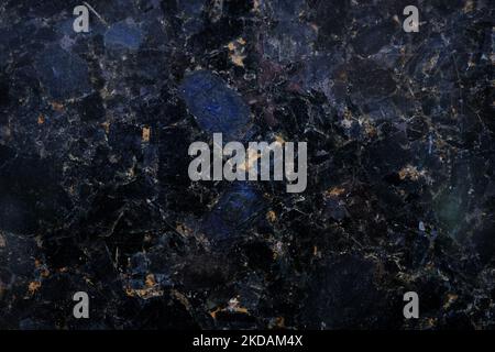texture en marbre noir avec des taches bleues et jaunes sur le motif de fond abstrait. Banque D'Images