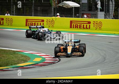 Lando Norris McLaren F1 Team et Yuki Tsunoda de Scuderia Alpha Tauri Honda bataille pendant la course du Grand Prix d'Espagne dans le circuit de Catalogne à Montmelo, Barcelone, Catalogne, Espagne, 22 mai 2022 (photo d'Andrea Diodato/NurPhoto) Banque D'Images