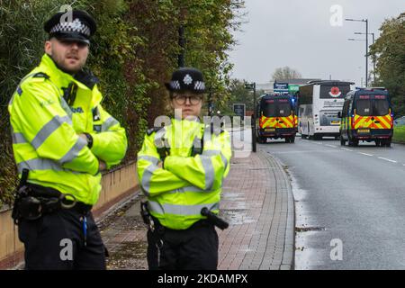 Harmondsworth, Royaume-Uni. 5th novembre 2022. Les véhicules du groupe de soutien territorial escortent un autocar transportant des détenus du centre d'enlèvement de l'immigration de Heathrow vers un autre endroit sécurisé après une perturbation qui a suivi une importante coupure de courant. Selon les rapports, un groupe de détenus a quitté leur chambre tôt le matin et est entré dans une cour armée d'armes. Personne n'a été blessé pendant la perturbation du centre de détention qui est géré par Mitie. La police, y compris la police anti-émeute, les pompiers et les services pénitentiaires étaient présents. Crédit : Mark Kerrison/Alamy Live News Banque D'Images