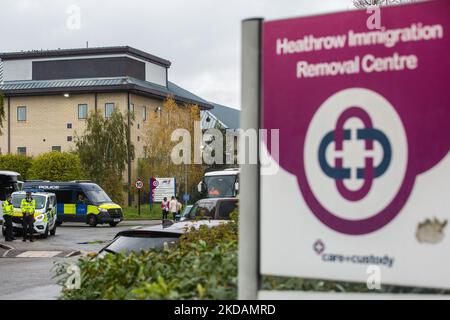 Harmondsworth, Royaume-Uni. 5th novembre 2022. Un véhicule du groupe de soutien territorial se prépare à escorter un autocar transportant des détenus du centre d'enlèvement de l'immigration de Heathrow vers un autre endroit sécurisé après une perturbation qui a suivi une importante coupure de courant. Selon les rapports, un groupe de détenus a quitté leur chambre tôt le matin et est entré dans une cour armée d'armes. Personne n'a été blessé pendant la perturbation du centre de détention qui est géré par Mitie. La police, y compris la police anti-émeute, les pompiers et les services pénitentiaires étaient présents. Crédit : Mark Kerrison/Alamy Live News Banque D'Images