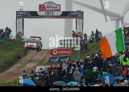 Kalle ROVANPERA (fin) et Jonne HALTTUNEN (fin) dans TOYOTA GR Yaris Rally1 de TOYOTA GAZOO WRT en action pendant la SS19 - Fafe du WRC Vodafone Rally Portugal 2022 à Matosinhos - Portugal, on 22 mai 2022. (Photo de Paulo Oliveira / NurPhoto) Banque D'Images