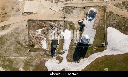 Une vue de drone de l'Observatoire astronomique des Abruzzes à 2,200 m au-dessus du niveau du phoque, à Campo Imperatore, en Italie, sur 21 mai 2022. (Photo de Manuel Romano/NurPhoto) Banque D'Images