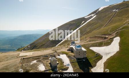 Une vue de drone de l'Observatoire astronomique des Abruzzes à 2,200 m au-dessus du niveau du phoque, à Campo Imperatore, en Italie, sur 21 mai 2022. (Photo de Manuel Romano/NurPhoto) Banque D'Images