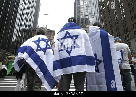 Les manifestants affichent des banderoles et des logos « fin de la haine du juif » lors du défilé israélien sur 22 mai 2022 à New York, aux États-Unis. End Jew la haine est un réseau de mouvements mondiaux non partisans des droits civils, de militants de la base et de partisans de nombreux milieux, tous dévoués à promouvoir la justice et un monde sans haine du peuple juif. (Photo de John Lamparski/NurPhoto) Banque D'Images