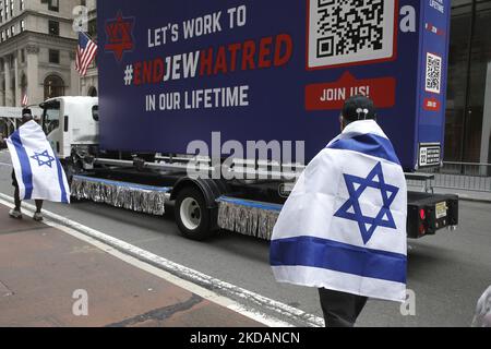 Les manifestants affichent des banderoles et des logos « fin de la haine du juif » lors du défilé israélien sur 22 mai 2022 à New York, aux États-Unis. End Jew la haine est un réseau de mouvements mondiaux non partisans des droits civils, de militants de la base et de partisans de nombreux milieux, tous dévoués à promouvoir la justice et un monde sans haine du peuple juif. (Photo de John Lamparski/NurPhoto) Banque D'Images