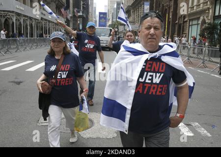 Les manifestants affichent des banderoles et des logos « fin de la haine du juif » lors du défilé israélien sur 22 mai 2022 à New York, aux États-Unis. End Jew la haine est un réseau de mouvements mondiaux non partisans des droits civils, de militants de la base et de partisans de nombreux milieux, tous dévoués à promouvoir la justice et un monde sans haine du peuple juif. (Photo de John Lamparski/NurPhoto) Banque D'Images