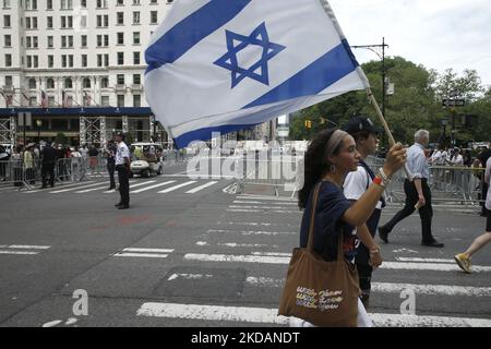 Les manifestants affichent des banderoles et des logos « fin de la haine du juif » lors du défilé israélien sur 22 mai 2022 à New York, aux États-Unis. End Jew la haine est un réseau de mouvements mondiaux non partisans des droits civils, de militants de la base et de partisans de nombreux milieux, tous dévoués à promouvoir la justice et un monde sans haine du peuple juif. (Photo de John Lamparski/NurPhoto) Banque D'Images