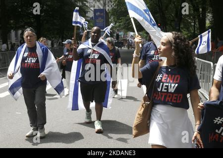 Les manifestants affichent des banderoles et des logos « fin de la haine du juif » lors du défilé israélien sur 22 mai 2022 à New York, aux États-Unis. End Jew la haine est un réseau de mouvements mondiaux non partisans des droits civils, de militants de la base et de partisans de nombreux milieux, tous dévoués à promouvoir la justice et un monde sans haine du peuple juif. (Photo de John Lamparski/NurPhoto) Banque D'Images