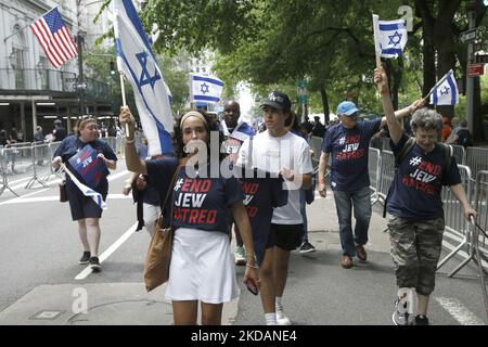 Les manifestants affichent des banderoles et des logos « fin de la haine du juif » lors du défilé israélien sur 22 mai 2022 à New York, aux États-Unis. End Jew la haine est un réseau de mouvements mondiaux non partisans des droits civils, de militants de la base et de partisans de nombreux milieux, tous dévoués à promouvoir la justice et un monde sans haine du peuple juif. (Photo de John Lamparski/NurPhoto) Banque D'Images
