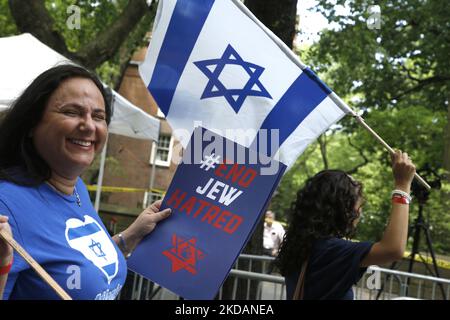 Les manifestants affichent des banderoles et des logos « fin de la haine du juif » lors du défilé israélien sur 22 mai 2022 à New York, aux États-Unis. End Jew la haine est un réseau de mouvements mondiaux non partisans des droits civils, de militants de la base et de partisans de nombreux milieux, tous dévoués à promouvoir la justice et un monde sans haine du peuple juif. (Photo de John Lamparski/NurPhoto) Banque D'Images