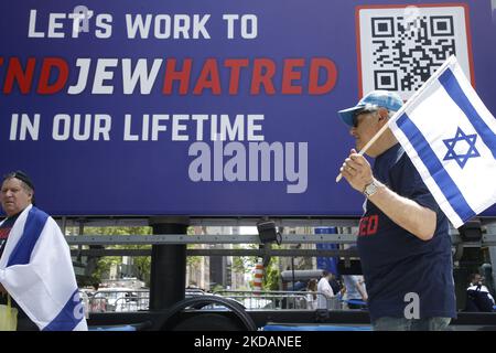 Les manifestants affichent des banderoles et des logos « fin de la haine du juif » lors du défilé israélien sur 22 mai 2022 à New York, aux États-Unis. End Jew la haine est un réseau de mouvements mondiaux non partisans des droits civils, de militants de la base et de partisans de nombreux milieux, tous dévoués à promouvoir la justice et un monde sans haine du peuple juif. (Photo de John Lamparski/NurPhoto) Banque D'Images