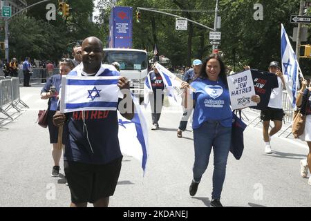 Les manifestants affichent des banderoles et des logos « fin de la haine du juif » lors du défilé israélien sur 22 mai 2022 à New York, aux États-Unis. End Jew la haine est un réseau de mouvements mondiaux non partisans des droits civils, de militants de la base et de partisans de nombreux milieux, tous dévoués à promouvoir la justice et un monde sans haine du peuple juif. (Photo de John Lamparski/NurPhoto) Banque D'Images