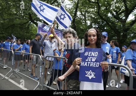 Les manifestants affichent des banderoles et des logos « fin de la haine du juif » lors du défilé israélien sur 22 mai 2022 à New York, aux États-Unis. End Jew la haine est un réseau de mouvements mondiaux non partisans des droits civils, de militants de la base et de partisans de nombreux milieux, tous dévoués à promouvoir la justice et un monde sans haine du peuple juif. (Photo de John Lamparski/NurPhoto) Banque D'Images