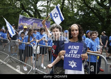 Les manifestants affichent des banderoles et des logos « fin de la haine du juif » lors du défilé israélien sur 22 mai 2022 à New York, aux États-Unis. End Jew la haine est un réseau de mouvements mondiaux non partisans des droits civils, de militants de la base et de partisans de nombreux milieux, tous dévoués à promouvoir la justice et un monde sans haine du peuple juif. (Photo de John Lamparski/NurPhoto) Banque D'Images