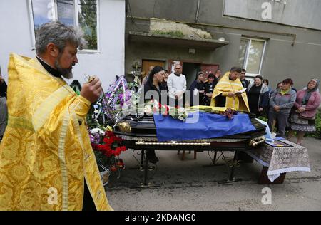 Les parents et les amis du militaire ukrainien mort Mykola Zakharchenko (39 ans) assistent à sa cérémonie funéraire, dans le cadre de l'invasion de l'Ukraine par la Russie, dans un village de la région d'Odesa, en Ukraine, le 22 mai 2022. Le militaire ukrainien et médique Mykola Zakharchenko ont été tués lors des hostilités à la suite de tirs d'artillerie dans la région de Luhansk, dans l'est de l'Ukraine, le 13 mai. (Photo par STR/NurPhoto) Banque D'Images