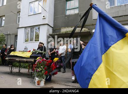 Les parents et les amis du militaire ukrainien mort Mykola Zakharchenko (39 ans) assistent à sa cérémonie funéraire, dans le cadre de l'invasion de l'Ukraine par la Russie, dans un village de la région d'Odesa, en Ukraine, le 22 mai 2022. Le militaire ukrainien et médique Mykola Zakharchenko ont été tués lors des hostilités à la suite de tirs d'artillerie dans la région de Luhansk, dans l'est de l'Ukraine, le 13 mai. (Photo par STR/NurPhoto) Banque D'Images