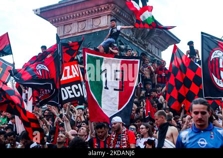 Les fans de Milan fêtent sur la Piazza Duomo après avoir remporté la série A et le Scudetto à Milan, en Italie, sur 22 mai 2022 (photo de Mairo Cinquetti/NurPhoto) Banque D'Images