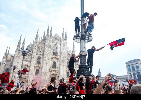 Les fans de Milan fêtent sur la Piazza Duomo après avoir remporté la série A et le Scudetto à Milan, en Italie, sur 22 mai 2022 (photo de Mairo Cinquetti/NurPhoto) Banque D'Images