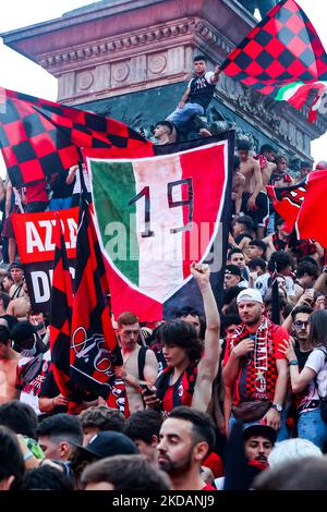 Les fans de Milan fêtent sur la Piazza Duomo après avoir remporté la série A et le Scudetto à Milan, en Italie, sur 22 mai 2022 (photo de Mairo Cinquetti/NurPhoto) Banque D'Images