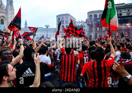 Les fans de Milan fêtent sur la Piazza Duomo après avoir remporté la série A et le Scudetto à Milan, en Italie, sur 22 mai 2022 (photo de Mairo Cinquetti/NurPhoto) Banque D'Images