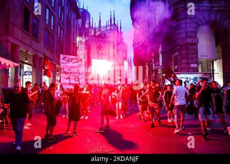 Les fans de Milan fêtent sur la Piazza Duomo après avoir remporté la série A et le Scudetto à Milan, en Italie, sur 22 mai 2022 (photo de Mairo Cinquetti/NurPhoto) Banque D'Images