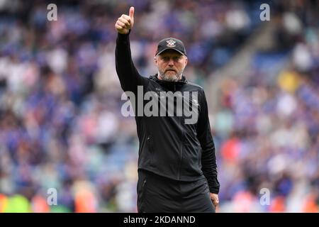 Ralph Hasenhuttl, directeur de Southampton gestes à ses supporters lors du match de Premier League entre Leicester City et Southampton au King Power Stadium, Leicester, le dimanche 22nd mai 2022. (Photo de Jon Hobley/MI News/NurPhoto) Banque D'Images