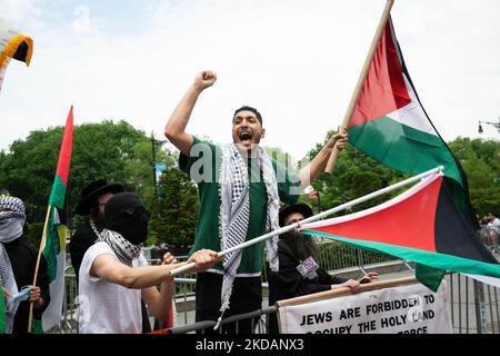 Les manifestants palestiniens et leurs alliés se sont rassemblés pour dénoncer les crimes de guerre israéliens lors de la parade israélienne de New York sur 22 mai 2022. (Photo de Karla Ann Cote/NurPhoto) Banque D'Images