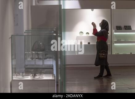 Une femme iranienne prend des photos d'une collection donnée lors de l'exposition d'une collection donnée d'objets archéologiques dans une salle de spectacle dans un bâtiment du Musée national de l'Iran, dans le sud de Téhéran, sur 22 mai 2022. Cette exposition comprend plus de 1 500 objets de la préhistoire aux siècles récents, qui se composent d'objets qui ressemblent à des objets trouvés dans les sites archéologiques de Shahdad, Qeytariyeh, Khorvin, Lorestan Bronze, Sassanid Sargent, Et etc. Plus de la moitié d'entre eux sont de véritables artefacts, mais les autres objets sont soit des artefacts forgés, soit nécessitent des recherches plus poussées. Selon Banque D'Images