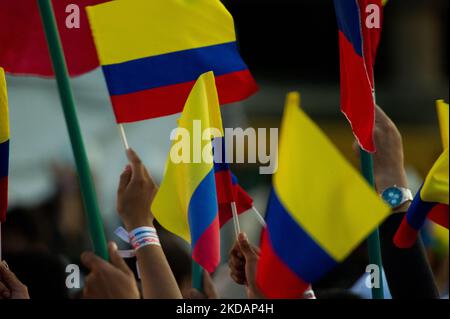 Les partisans brandient les drapeaux colombiens lors du rallye de campagne de clôture du candidat présidentiel de gauche pour l'alliance politique 'Pacto Historico' Gustavo Petro, à Bogota, en Colombie sur 22 mai 2022. (Photo par Sebastian Barros/NurPhoto) Banque D'Images