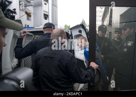 Le soldat russe Vadim Shishimarin, 21 ans, quitte le tribunal après avoir été condamné à vie en prison par un tribunal ukrainien pour avoir tué un civil non armé dans le premier procès pour crimes de guerre découlant de l'invasion russe du 24 février à Kiev, Ukraine 23 mai 2022 (photo de Maxym Marusenko/NurPhoto) Banque D'Images