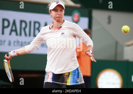 Barbora Krejcikova lors de son match contre Diane Parry sur la cour de Philipe Chatrier lors de la deuxième journée de finale de l'Open de France 2022. (Photo par Ibrahim Ezzat/NurPhoto) Banque D'Images