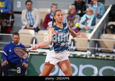 Diane Parry lors de son match contre Barbora Krejcikova sur la cour de Philipe Chatrier dans la finale de l'Open de France 2022 deuxième jour. (Photo par Ibrahim Ezzat/NurPhoto) Banque D'Images