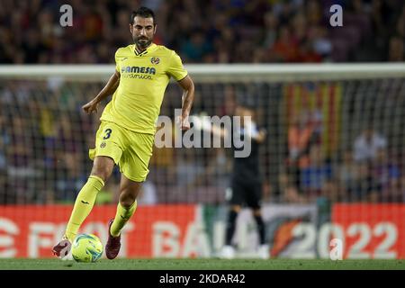 Raul Albiol de Villarreal court avec le ballon pendant le match LaLiga Santander entre le FC Barcelone et Villarreal CF au Camp Nou sur 22 mai 2022 à Barcelone, Espagne. (Photo de Jose Breton/Pics action/NurPhoto) Banque D'Images