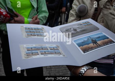 Un homme tient la dernière édition du timbre 'navire de guerre russe, Go f*** vous-même' devant le bureau de poste central de Kiev sur 23 mai 2022. Le timbre a été mis à jour pour inclure le mot « one » après que les forces ukrainiennes ont coulé le même navire de guerre. (Photo de Richard Wright/NurPhoto) Banque D'Images