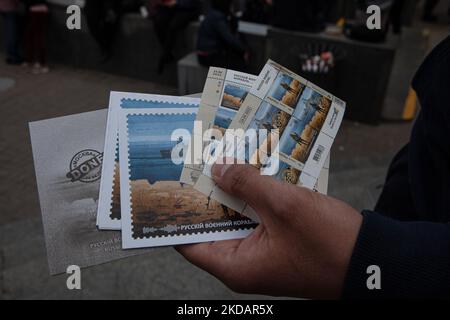 Un homme tient la dernière édition du timbre 'navire de guerre russe, Go f*** vous-même' devant le bureau de poste central de Kiev sur 23 mai 2022. Le timbre a été mis à jour pour inclure le mot « one » après que les forces ukrainiennes ont coulé le même navire de guerre. (Photo de Richard Wright/NurPhoto) Banque D'Images