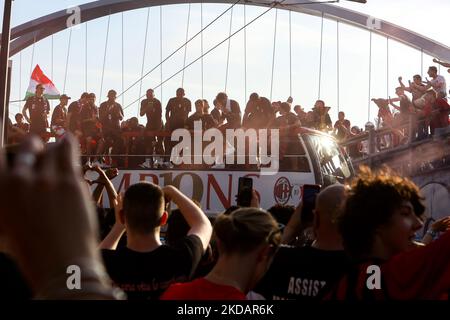 Départ d'un bus découvert de la Casa Milan pour la fête de la Scudetto à Milan, Italie, sur 23 mai 2022 (photo de Mairo Cinquetti/NurPhoto) Banque D'Images