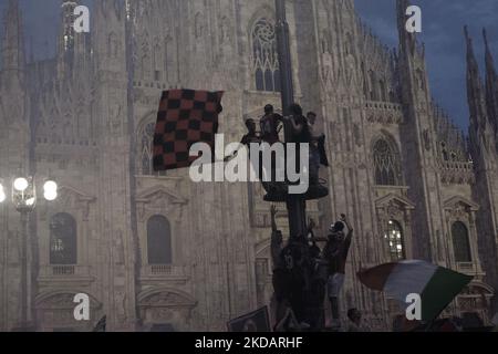 Les fans de l'AC Milan célèbrent Serie Un titre sur la place du Duomo, à Milan, en Italie, sur 23 mai 2022. (Photo de Mattia Tundo/NurPhoto) Banque D'Images