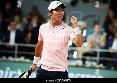 Yoshihito Nishioka lors de son match contre Novak Djokovic sur la cour de Philipe Chartier lors de la deuxième journée de l'Open de France 2022, à Paris, en France, sur 23 mai 2022. (Photo par Ibrahim Ezzat/NurPhoto) Banque D'Images