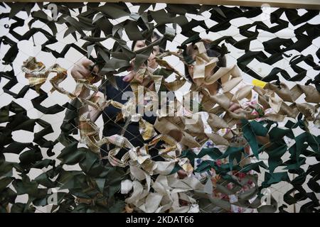 Les femmes serpentent des filets de camouflage pour les forces armées ukrainiennes, dans le cadre de l'invasion russe en Ukraine, à Odesa, en Ukraine, le 21 mai 2022. (Photo par STR/NurPhoto) Banque D'Images