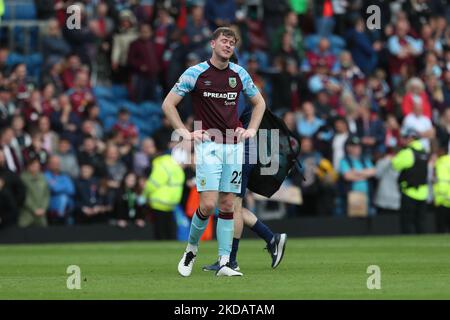 Nathan Collins de Burnley en larmes après leur défaite et leur relégation lors du match de la Premier League entre Burnley et Newcastle United à Turf Moor, Burnley, le dimanche 22nd mai 2022. (Photo de Mark Fletcher/MI News/NurPhoto) Banque D'Images