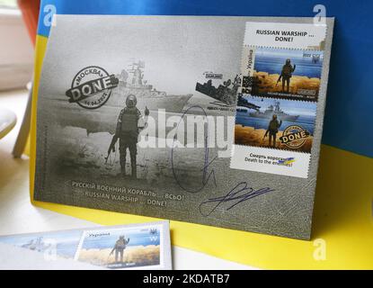 Une vue de l'enveloppe postale avec un nouvel ensemble de timbres postaux commémoratifs appelé ''navire de guerre russe… Done!', dédié au naufrage du navire de guerre russe Moskva, dans le cadre de l'invasion russe en Ukraine, au bureau de poste principal à Odesa, Ukraine 23 mai 2022. (Photo par STR/NurPhoto) Banque D'Images