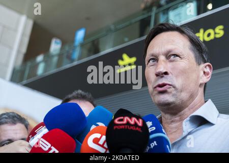 Roger Schmidt arrive à l'aéroport Humberto Delgado, Lisbonne, Portugal, pour être présenté comme le nouvel entraîneur de Sport Lisboa e Benfica, sur 24 mai 2022. (Photo de Nuno Cruz/NurPhoto) Banque D'Images