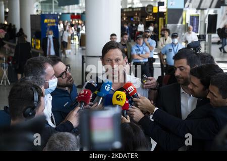 Roger Schmidt arrive à l'aéroport Humberto Delgado, Lisbonne, Portugal, pour être présenté comme le nouvel entraîneur de Sport Lisboa e Benfica, sur 24 mai 2022. (Photo de Nuno Cruz/NurPhoto) Banque D'Images