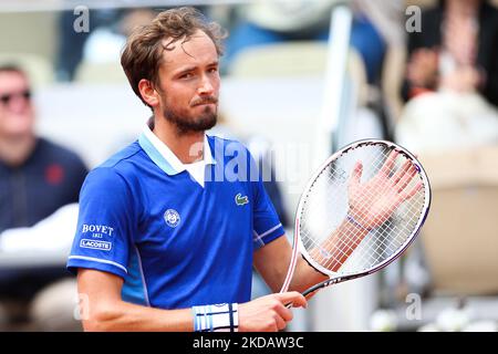 Daniil Medvedev lors de son match contre Facundo Bagni sur la cour Suzanne Lenglen lors de la troisième journée de finale de l'Open de France 2022. (Photo par Ibrahim Ezzat/NurPhoto) Banque D'Images