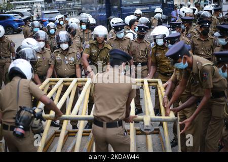 La police du Sri Lanka revisite les barricades enlevées par les manifestants à 24 mai 2022 près du palais présidentiel à Colombo, au Sri Lanka. (Photo par Pradeep Dambarage/NurPhoto) Banque D'Images