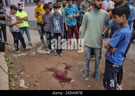 Les gens se tiennent près de l'endroit où un policier Saifullah Qadri a été tué dans le quartier Anchar de la région de Soura, sous administration indienne de Srinagar Cachemire le 24 mai 2022. Qadri était accompagné de sa fille lorsqu'il a été attaqué. Tous deux ont été transportés d'urgence à l'Institut des sciences médicales du Sher-i-Cachemire (SKIMS), Srinagar, où Qadri a succombé. (Photo de Muzamil Mattoo/NurPhoto) Banque D'Images