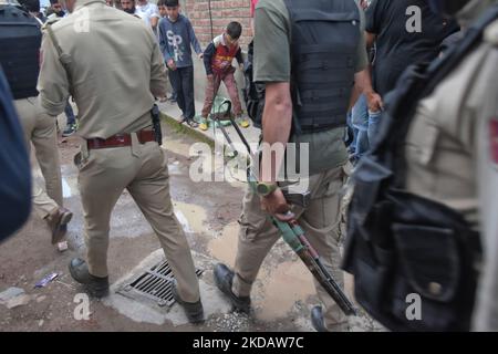 Les policiers indiens examinent l'endroit où un policier Saifullah Qadri a été tué dans le quartier d'Anchar de la région de Soura, sous administration indienne de Srinagar Cachemire le 24 mai 2022. Qadri était accompagné de sa fille lorsqu'il a été attaqué. Tous deux ont été transportés d'urgence à l'Institut des sciences médicales du Sher-i-Cachemire (SKIMS), Srinagar, où Qadri a succombé. (Photo de Muzamil Mattoo/NurPhoto) Banque D'Images