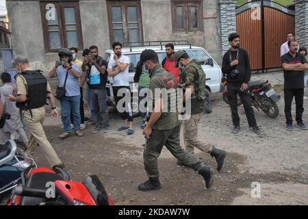 Les policiers indiens examinent l'endroit où un policier Saifullah Qadri a été tué dans le quartier d'Anchar de la région de Soura, sous administration indienne de Srinagar Cachemire le 24 mai 2022. Qadri était accompagné de sa fille lorsqu'il a été attaqué. Tous deux ont été transportés d'urgence à l'Institut des sciences médicales du Sher-i-Cachemire (SKIMS), Srinagar, où Qadri a succombé. (Photo de Muzamil Mattoo/NurPhoto) Banque D'Images