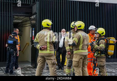 Le service entre Paddington et Tottenham court Road a été suspendu en raison d'une « alerte incendie » à peine deux heures après le lancement de la ligne Elizabeth, le 24 mai 2022. Tous les passagers à l'intérieur de la gare de Paddington ont été invités à partir et une équipe de pompiers a été appelée sur les lieux. Le service a repris normalement après 30 minutes. (Photo par Alexander Mak/NurPhoto) Banque D'Images