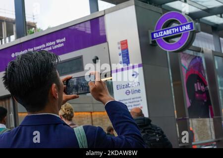 Les passagers voyagent avec la ligne Elizabeth à Londres, 24 Ma, 2022, alors que la nouvelle ligne a commencé son service le premier jour. La ligne Elizabeth ouvre officiellement sur 24 mai 2022 dans le cadre du nouveau système de transport de Londres. Le projet crossrail de 73 milles coûte au moins 19 milliards de dollars depuis sa construction en 2009. (Photo par Alexander Mak/NurPhoto) Banque D'Images